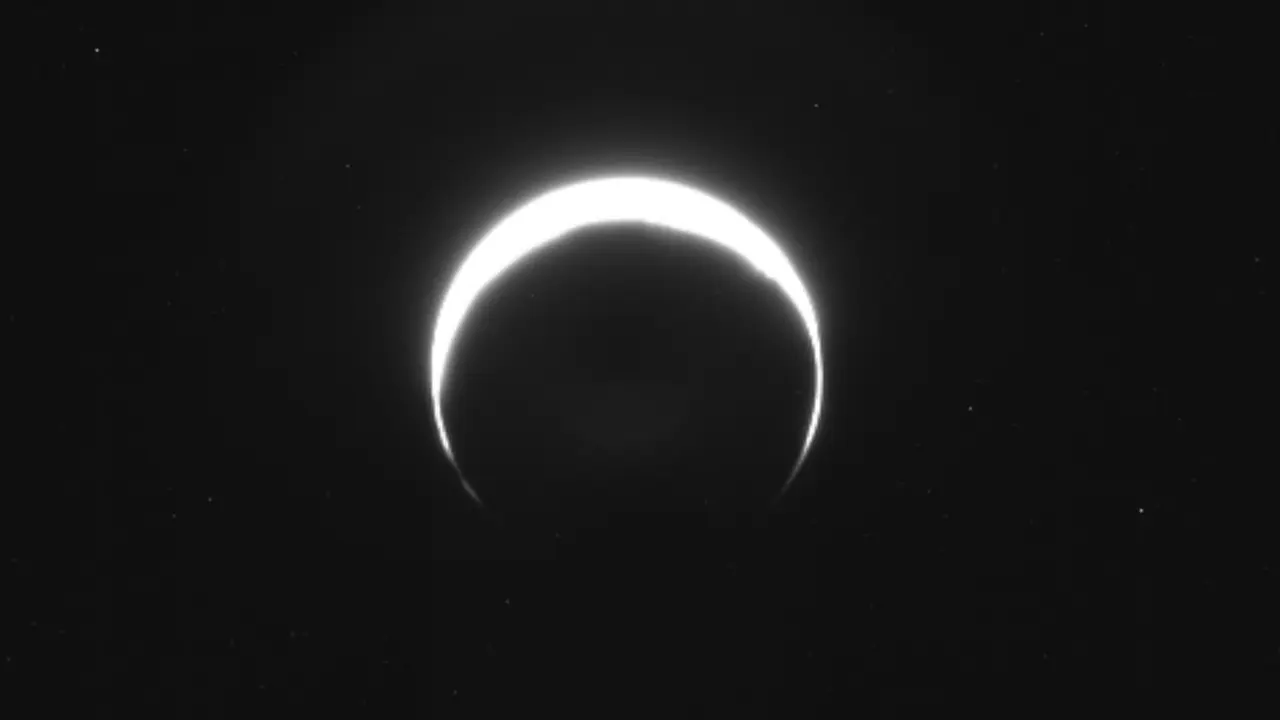 不,这并非日食图像。这是NASA的小行星探测器Psyche拍摄的火星图像。