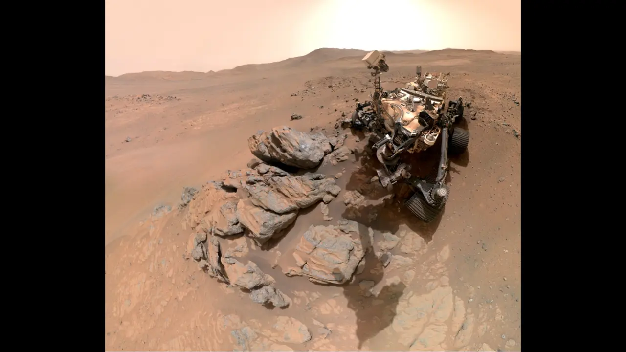 NASA的毅力号火星车在火星上拍摄的新自拍照中明显发光