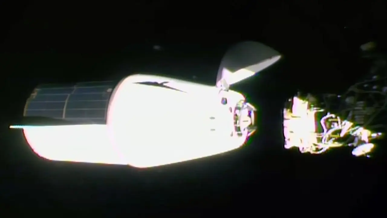 SpaceX 载人龙飞船向空间站运送科学实验设备和补给物资