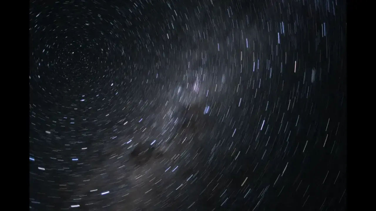 阿尔忒弥斯 2 月球宇航员拍摄到旋转星辰的精美照片