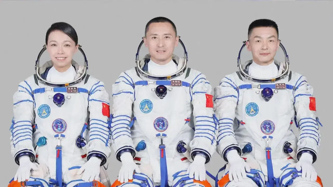 中国公布神舟二十三号三名航天员,包括香港首位航天员